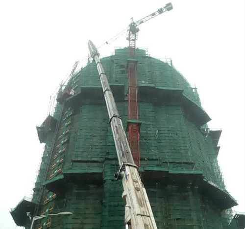 海林吊车在工地上作业